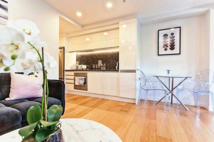Spacious One Bedroom Apartment In Newmarket Auckland Exterior photo